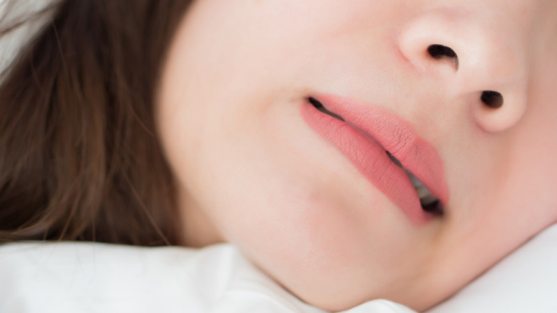 Mes dents grincent la nuit : que faire ?