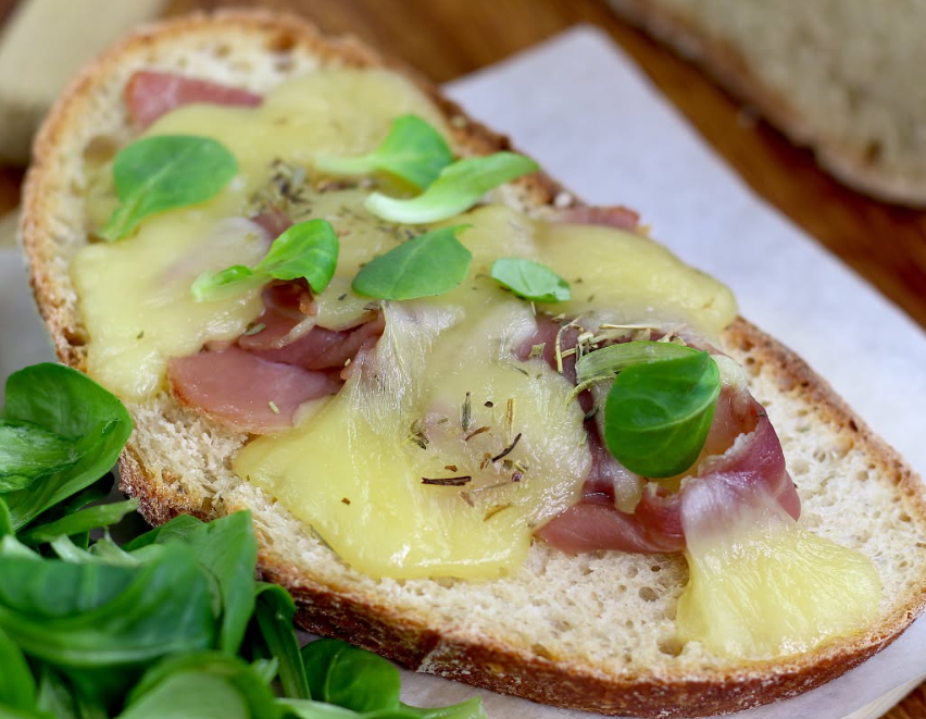 Recette de Bruschetta de raclette et salade