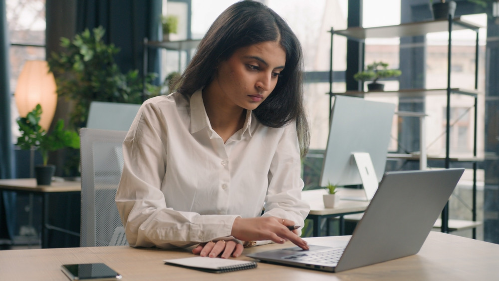 Quelle est la meilleure position pour s'asseoir à son bureau ?
