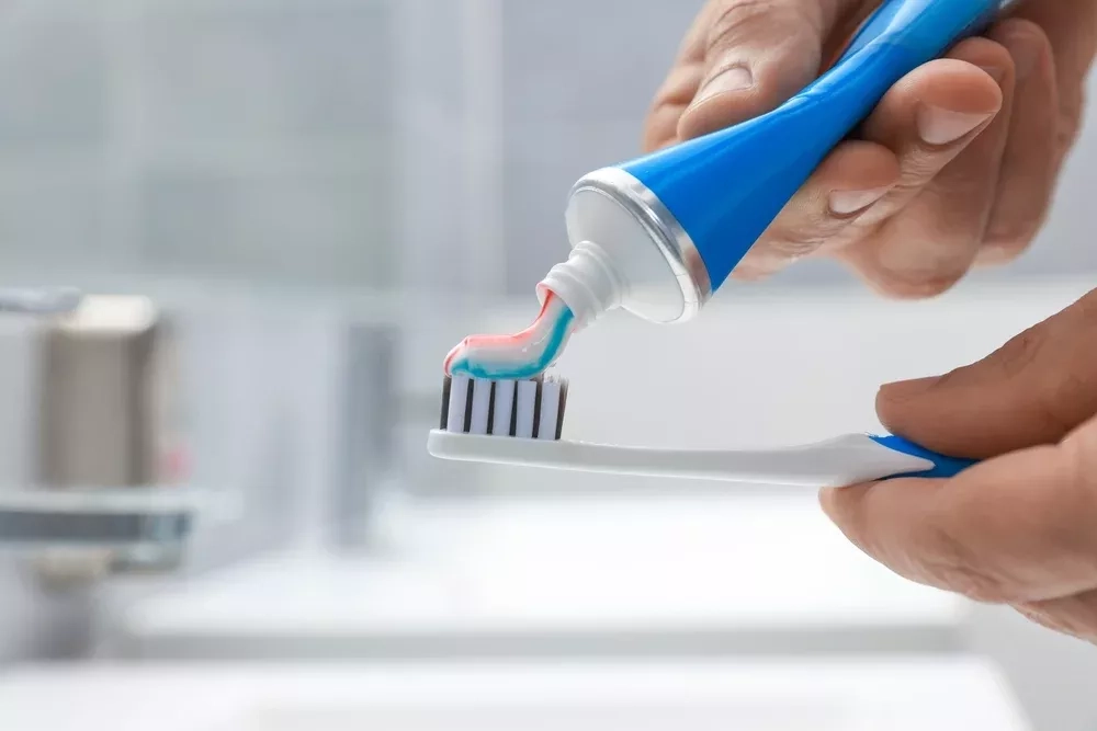 Faut-il mouiller sa brosse à dents avant d’appliquer le dentifrice ?