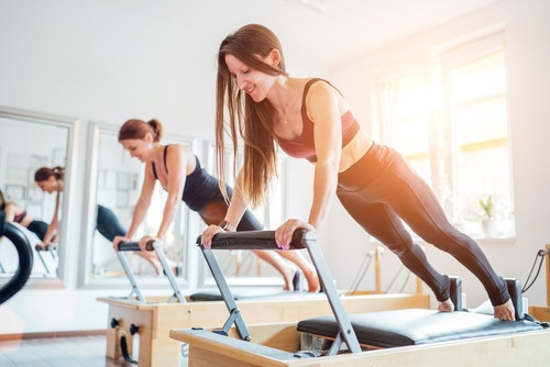 Pilates Reformer ou Pilates Mat ? Le match complet pour choisir la meilleure méthode selon vos objectifs