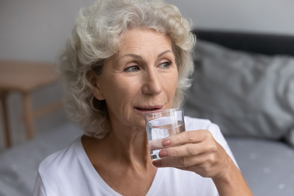 Comment inciter un proche âgé à boire de l’eau ?