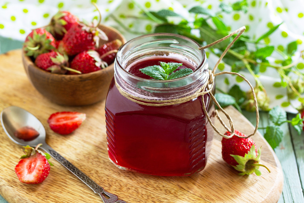Le sirop de fraise : bienfaits, calories et utilisation en cuisine
