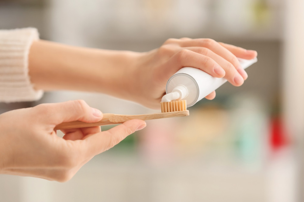 Faut-il mouiller sa brosse à dents avant de se laver les dents ?