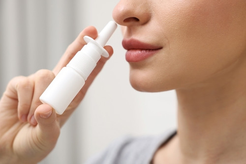 Les sprays nasaux bronzants : une nouvelle tendance préoccupante pour la santé