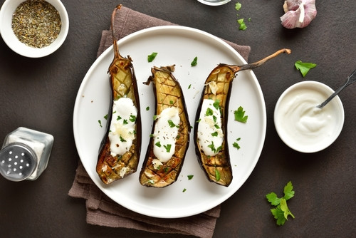 Aubergines grillées au yaourt : une recette légère, méditerranéenne et ultra savoureuse