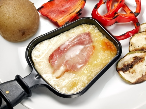 Barbeclette : Découvrez la tendance estivale gourmande et conviviale à tester cet été