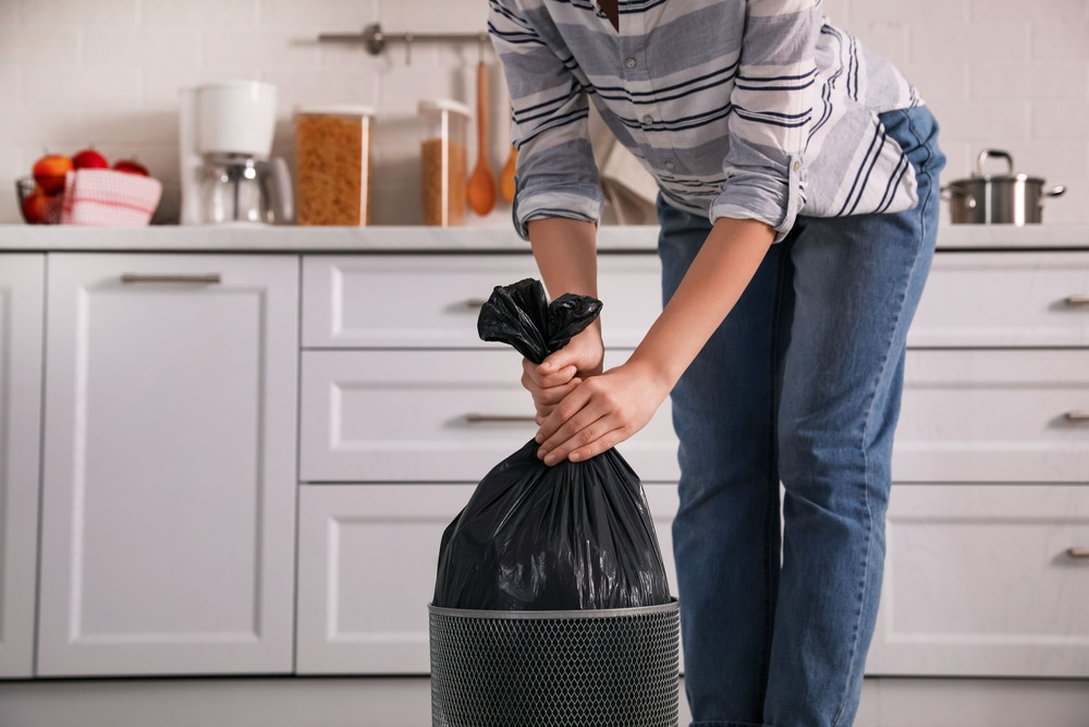 Comment bien nettoyer sa poubelle de cuisine ?
