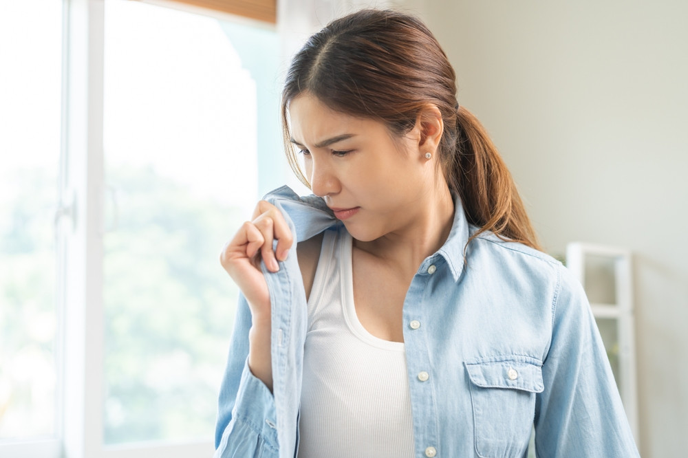 Pourquoi mes vêtements sentent-ils mauvais même après les avoir lavés ?