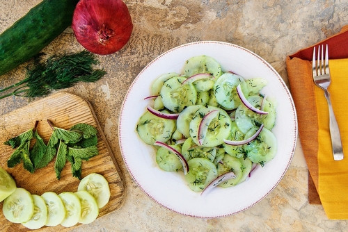 La technique de grand-mère pour des salades de concombres irrésistibles