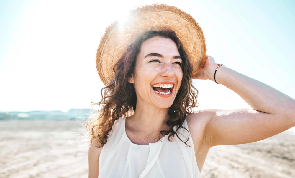 Comment se parfumer sans tacher sa peau au soleil ?