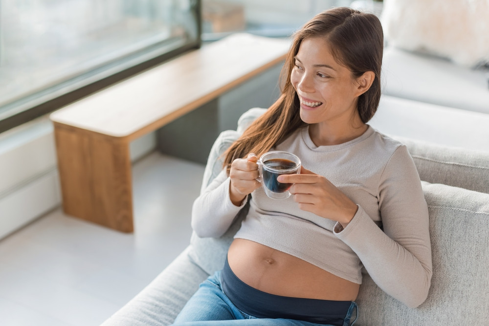 femme enceinte avec café