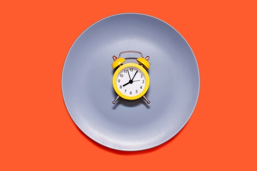Manger à heures fixes : bonne idée pour maigrir ?