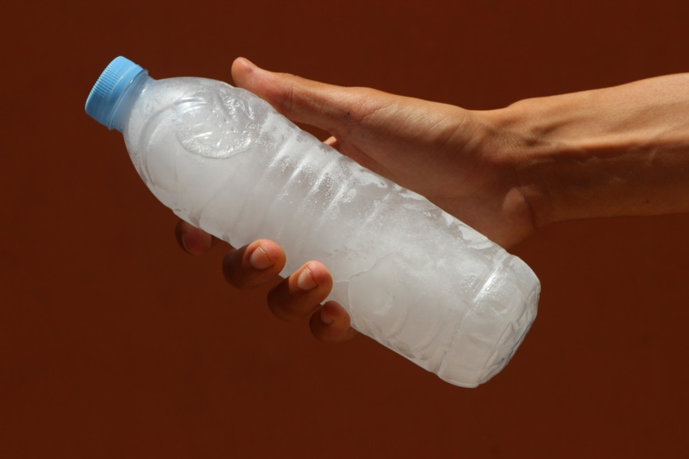 bouteille d'eau congelée