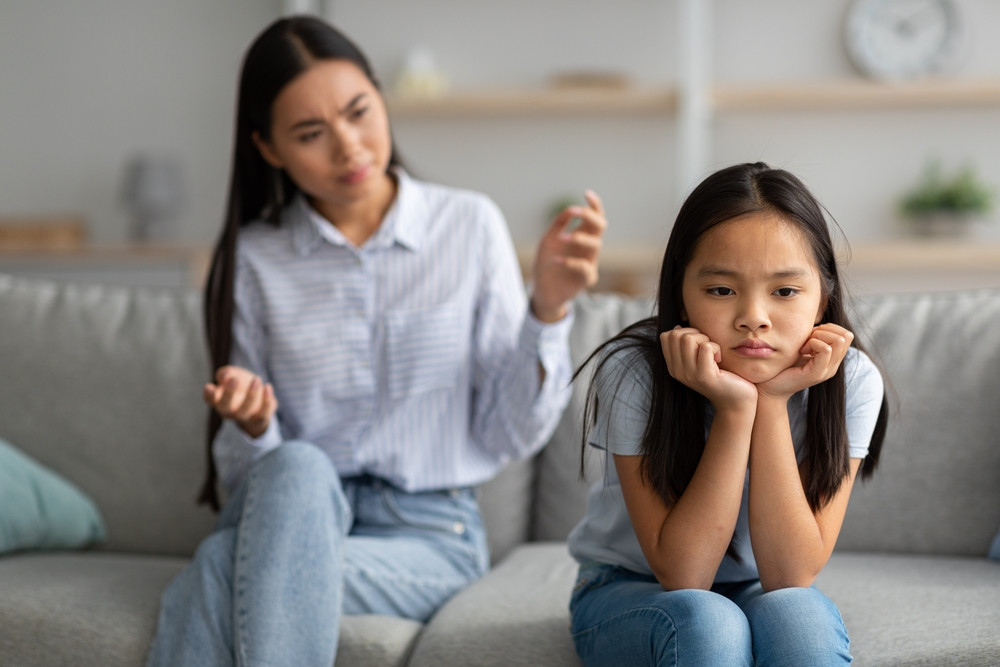 Mon enfant me coupe souvent la parole : comment réagir ?