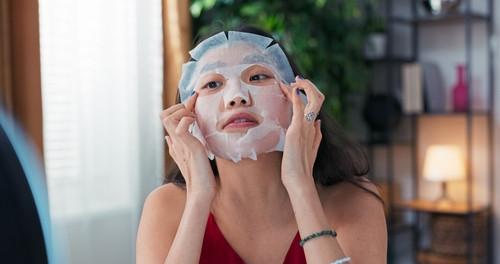 Canicule : découvrez le masque glacé, l'astuce des stars pour un maquillage qui tient