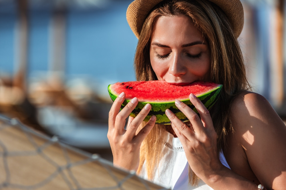 femme avec melon canicule