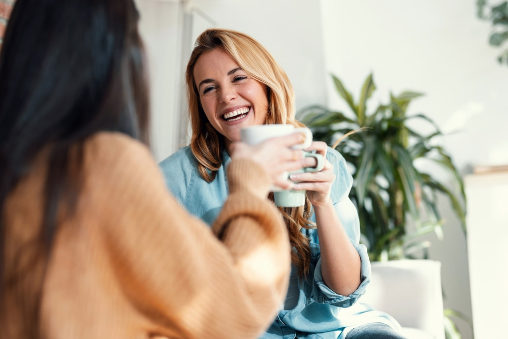 femme qui boit un thé ou un café