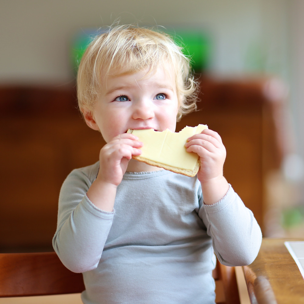 bébé qui mange du fromage