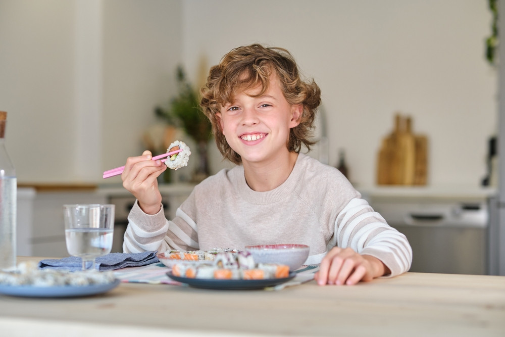enfant qui mange des sushis