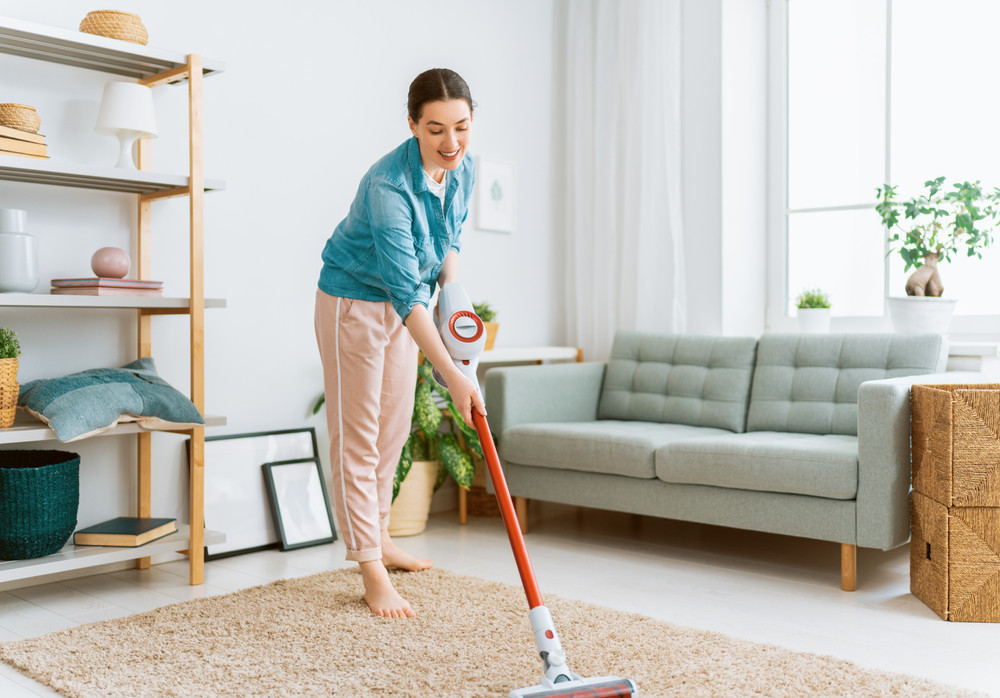 femme qui passe l'aspirateur