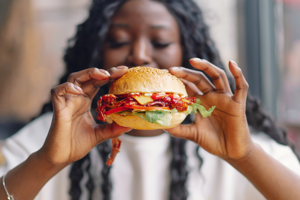 femme qui mange burger