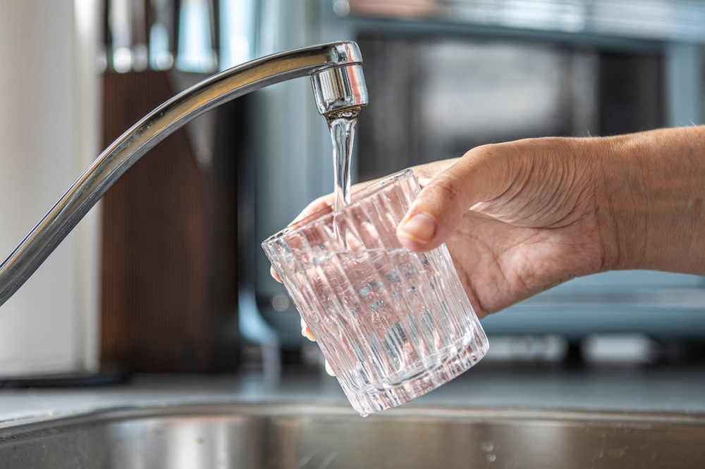 de l'eau dans un verre