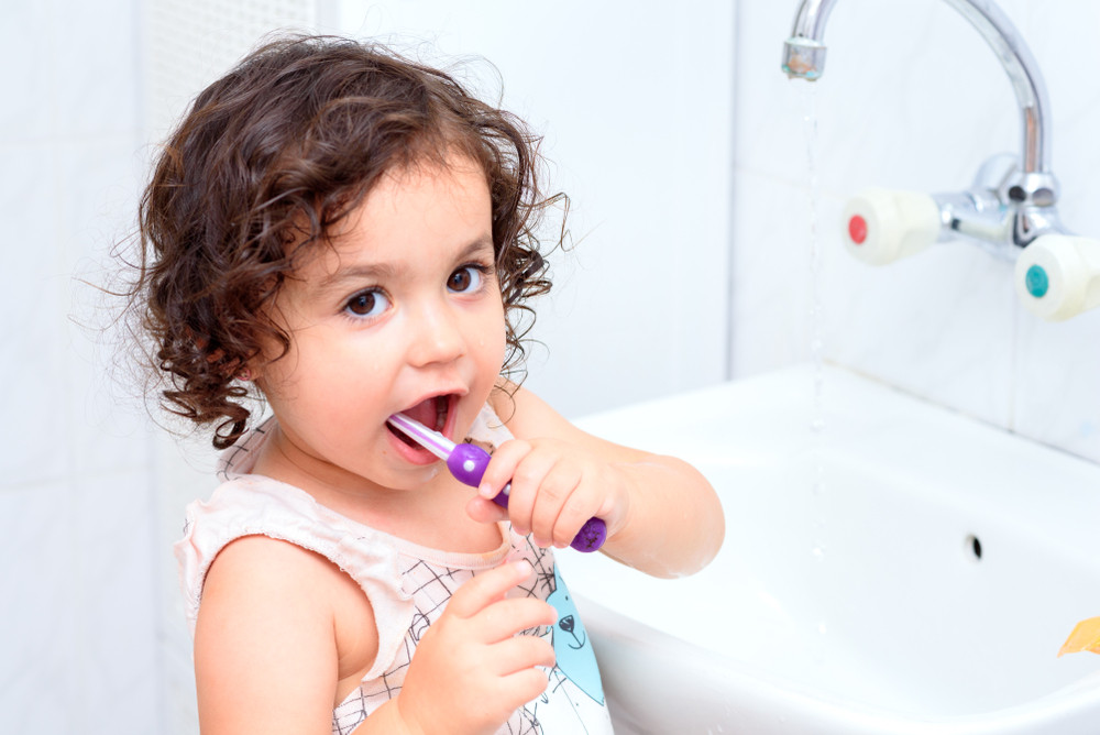 Mon enfant avale le dentifrice : c’est grave ?