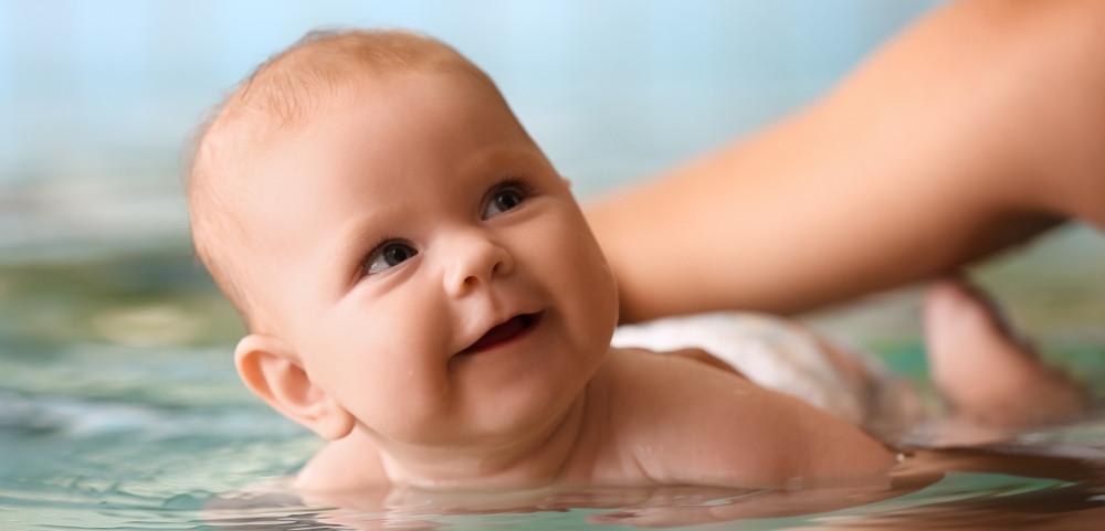 À quel âge un bébé peut aller aux bébés nageurs ?
