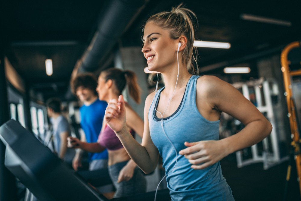 femme ecoute musique en faisant du sport
