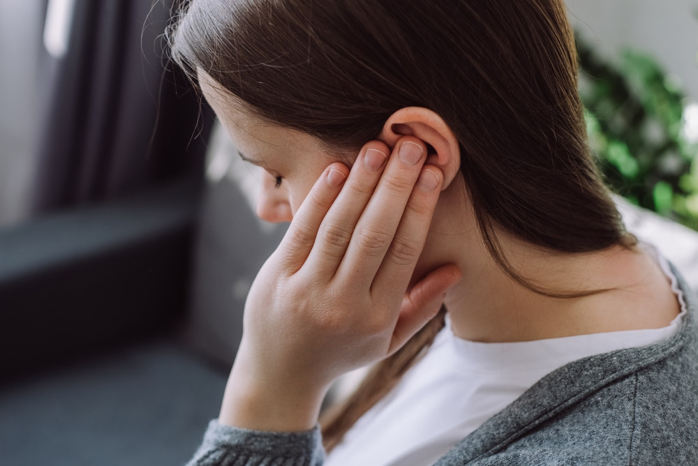 Comment masser son oreille pour faire sortir un bouchon ?