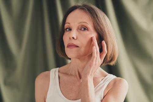 Anti-âge : ces gestes anodins qui peuvent coûter cher à votre peau mature