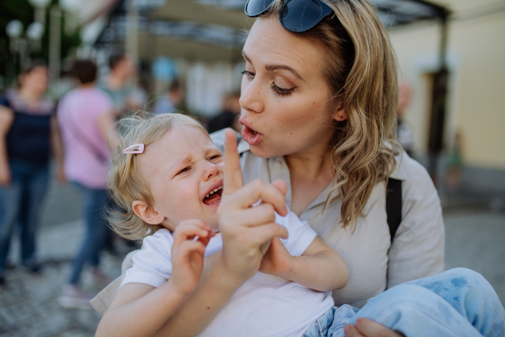 Mon bébé me tape : comment réagir ?