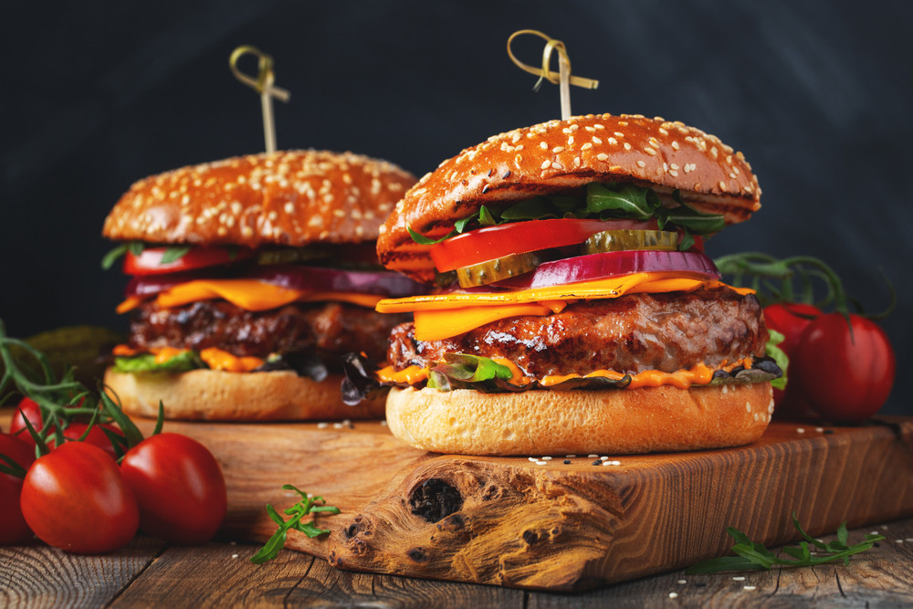 Un glaçon dans le steak haché pour un burger juteux ? L’astuce à connaître