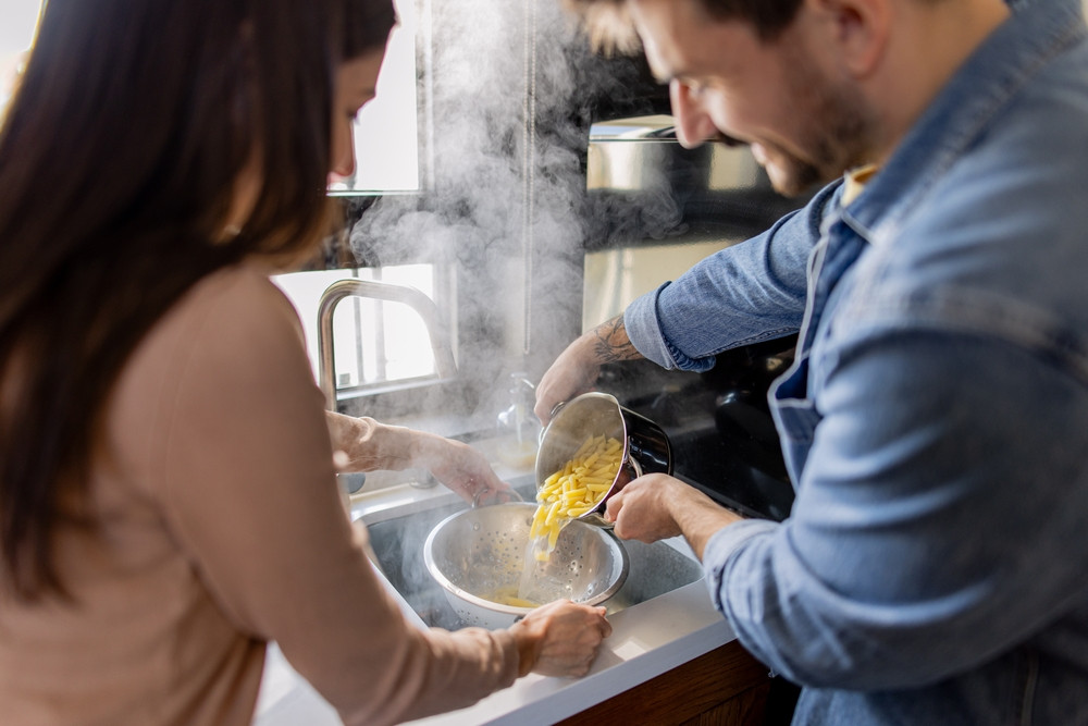 Égoutter ses pâtes dans l’évier : une mauvaise idée ?