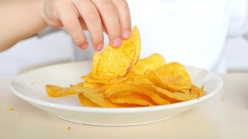 À partir de quel âge donner des chips à bébé ?