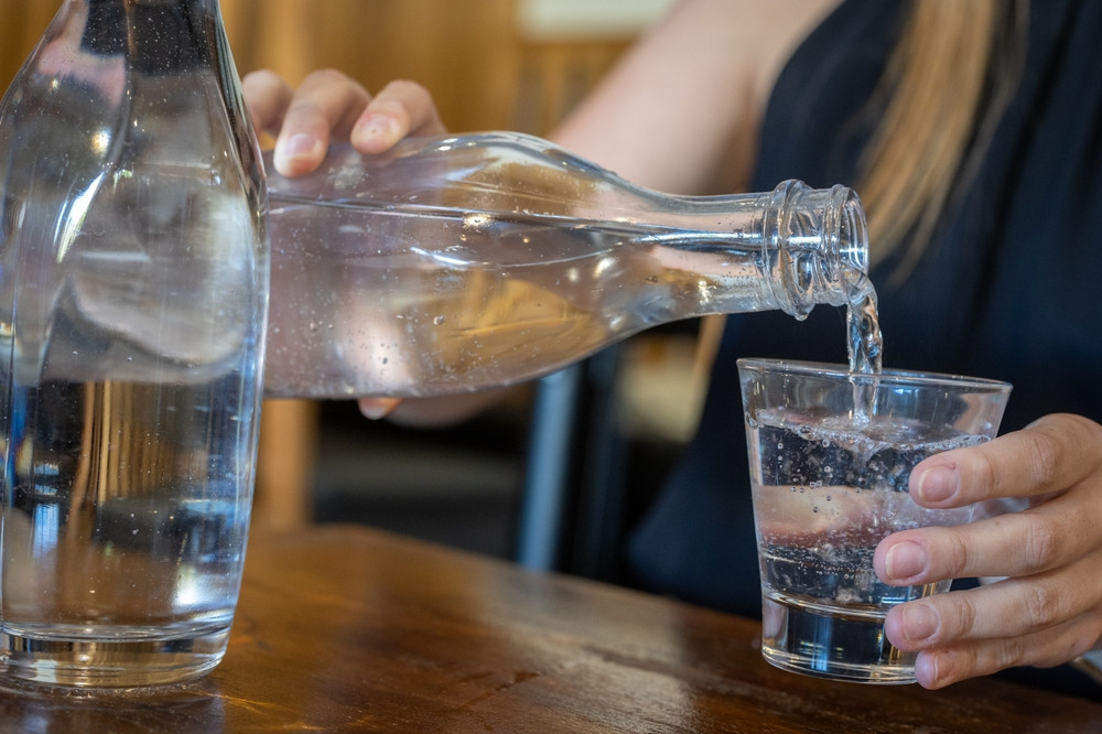 Eau plate vs eau gazeuse : que choisir ?