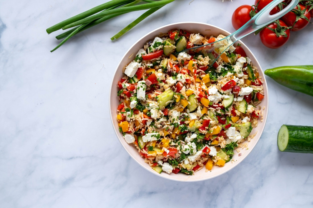 Quels ingrédients éviter dans une salade de riz si on la prépare la veille ?