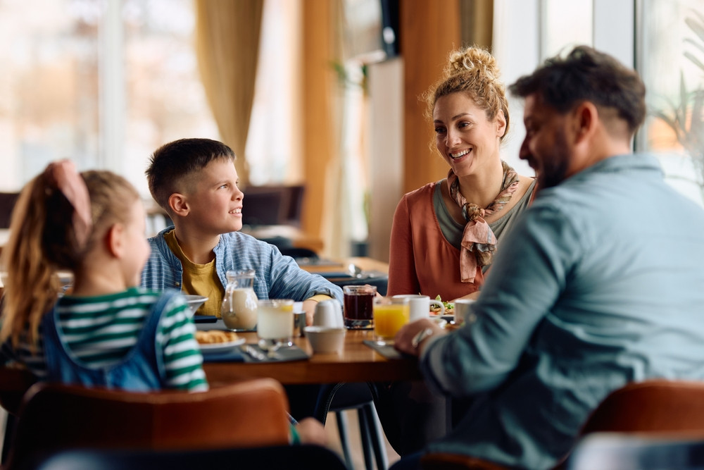 Mon enfant me coupe souvent la parole : comment réagir ?
