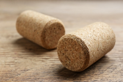 Découvrez l’astuce surprenante du bouchon de liège pour des verres éclatants dans votre lave-vaisselle