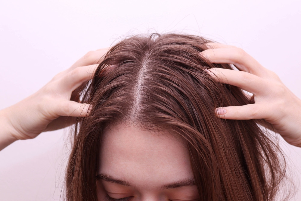 Comment espacer ses shampoings sans avoir les cheveux gras ?