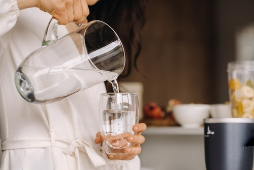 Flora, 48 ans : comment elle a soulagé sa rétention d’eau et perdu 9 kilos grâce aux menus CROQ