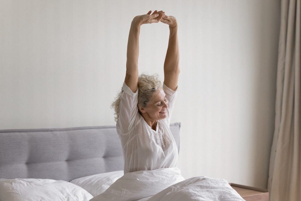femme heureuse qui se reveille