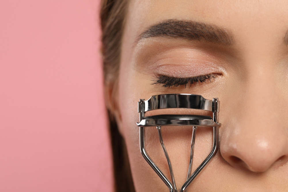 Comment bien utiliser un recourbe-cils ?