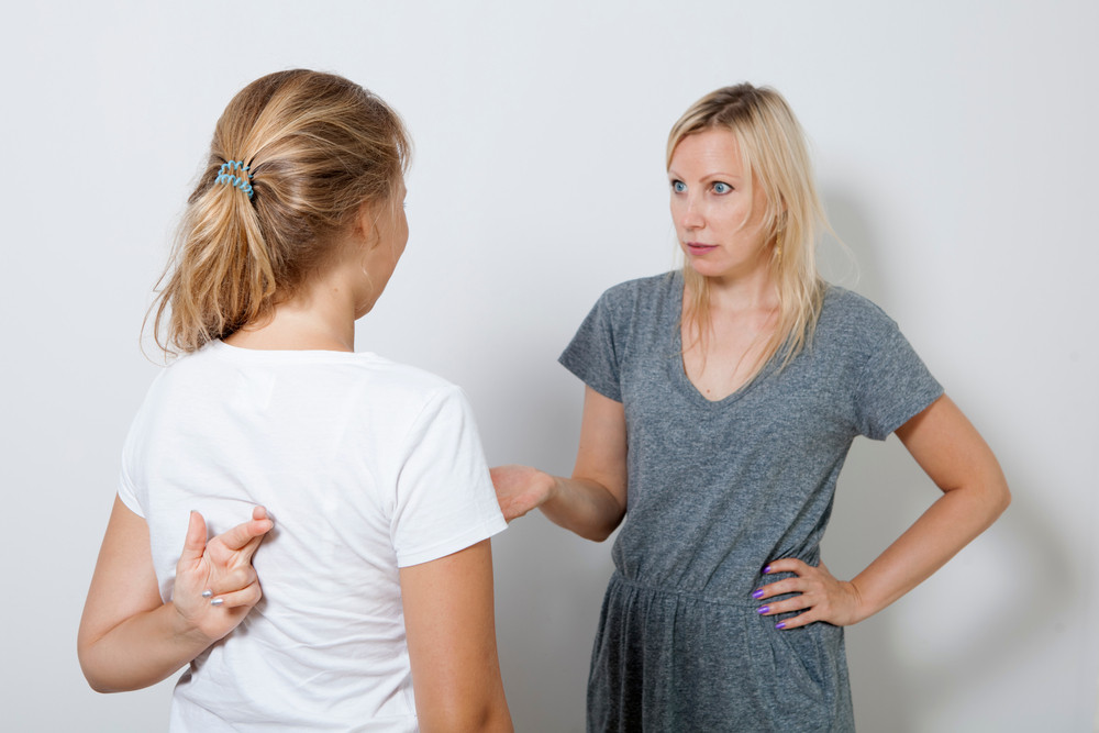 Mon enfant me ment : comment réagir ?