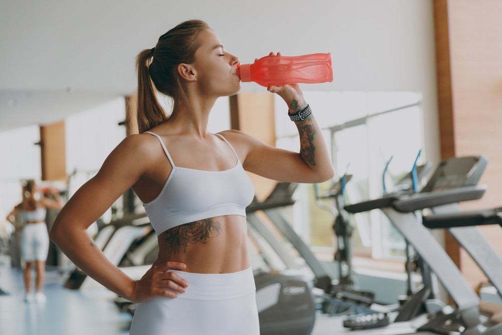femme boit en faisant du sport