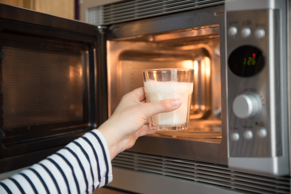 Pourquoi il ne faut jamais chauffer le lait ou l’eau au micro-ondes ?