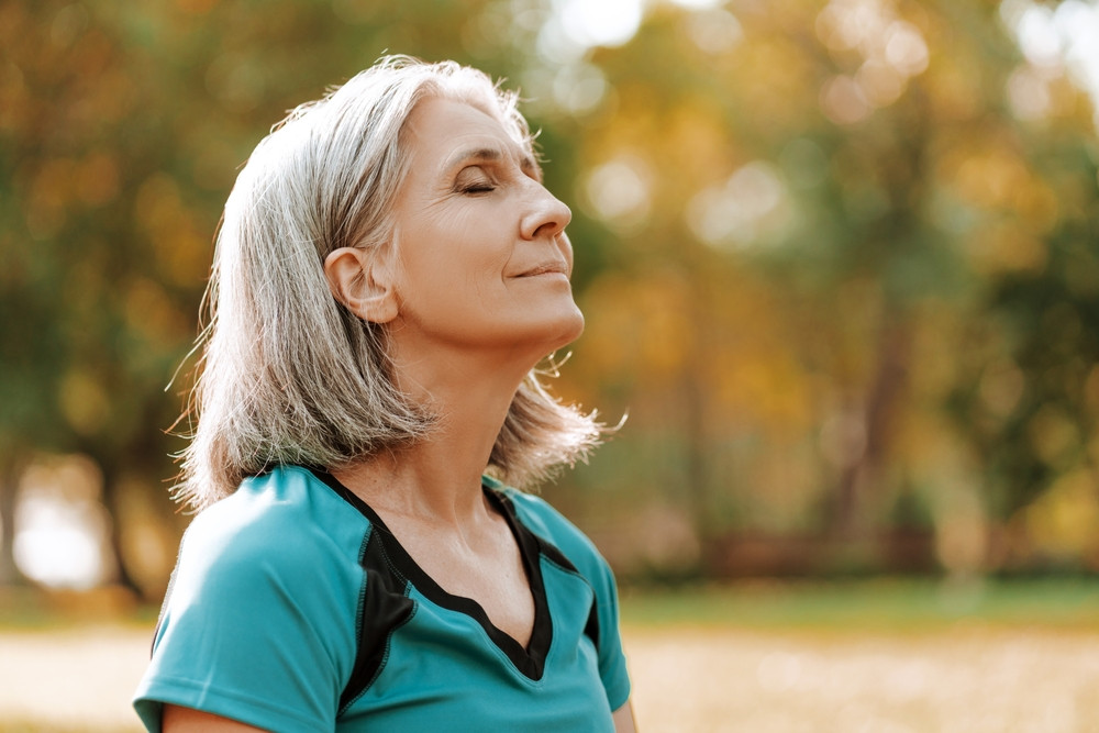 femme qui prend profonde respiration