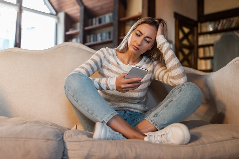 femme anxieuse sur son téléphone