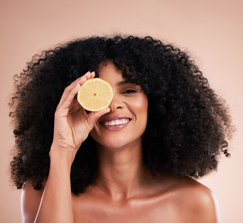 Attention à la tendance "Italy lemon hair" : une astuce TikTok qui pourrait brûler vos cheveux cet été !